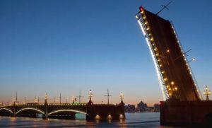 Романтическая водная прогулка — под разведенными мостами Невы
